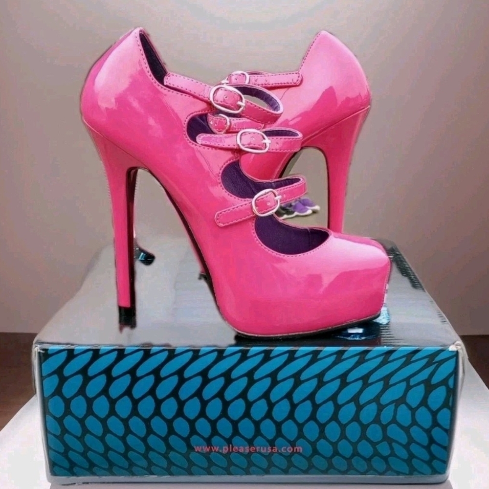 New In Box DEVIOUS Hot Pink Triple-Strap Platform  Heels Women's Size 8.